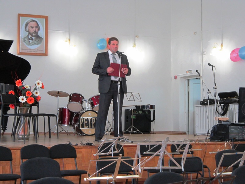 Поздравляет В.В. Ильин