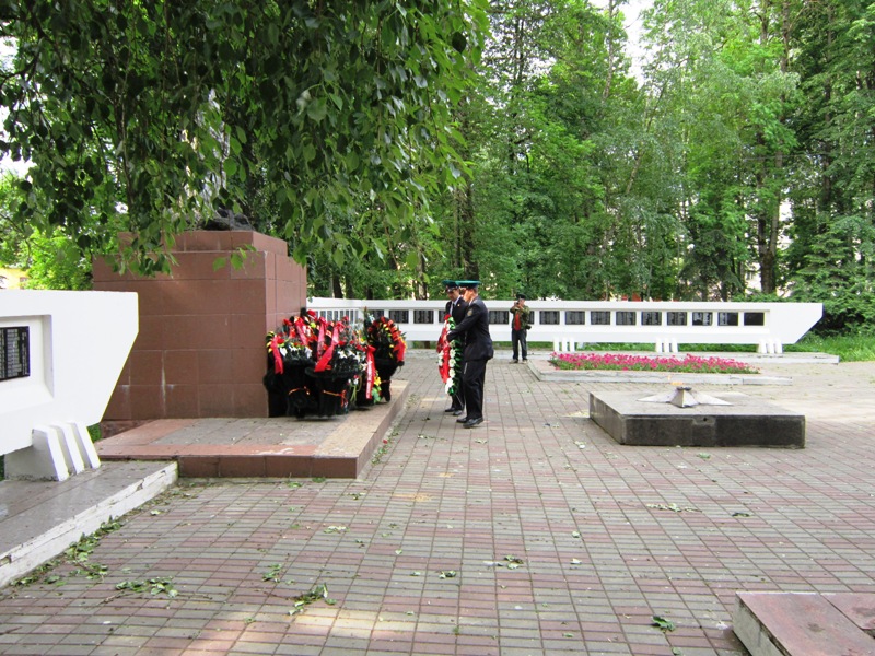 Возложение венков в памятнику.